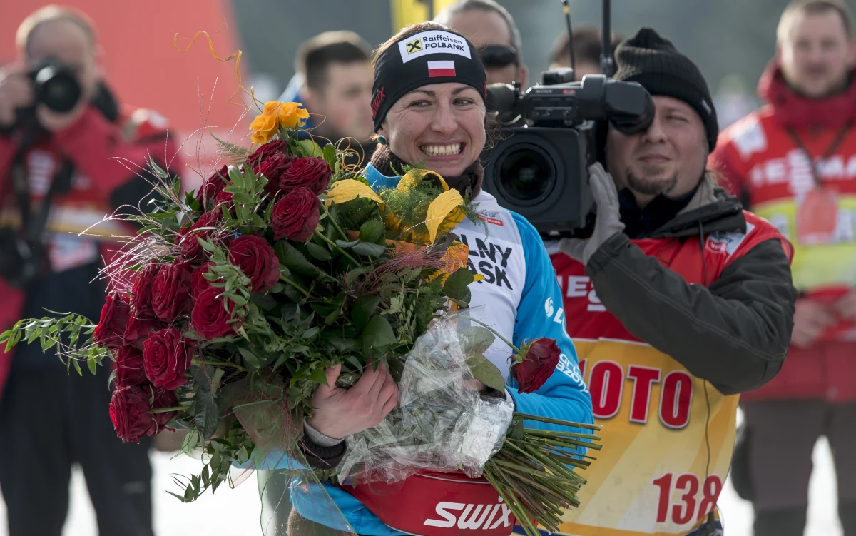 Były kwiaty, gromkie "Sto lat", biało-czerwony tort i łzy wzruszenia. Justyna Kowalczyk sprawiła sobie wspaniały prezent na 31. urodziny - znokautowała rywalki w biegu na 10 km stylem klasycznym na Polanie Jakuszyckiej. "Dla takich chwil warto robić to wszystko" - mówiła, trzymając w ręku wielki bukiet róż. 