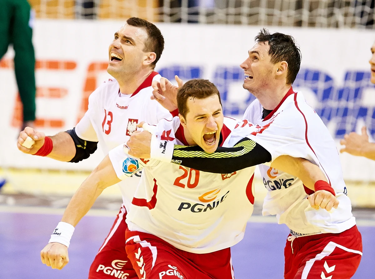 Reprezentacja Polski w piłce ręcznej pokonała Białoruś 31:30 (14:13) w pierwszym meczu drugiej fazy mistrzostw Europy piłkarzy ręcznych w Danii. Biało-czerwoni zafundowali kibicom kolejny horror z happy endem. Decydującą bramkę na 3 sekundy przed końcem spotkania rzucił Mariusz Jurkiewicz.