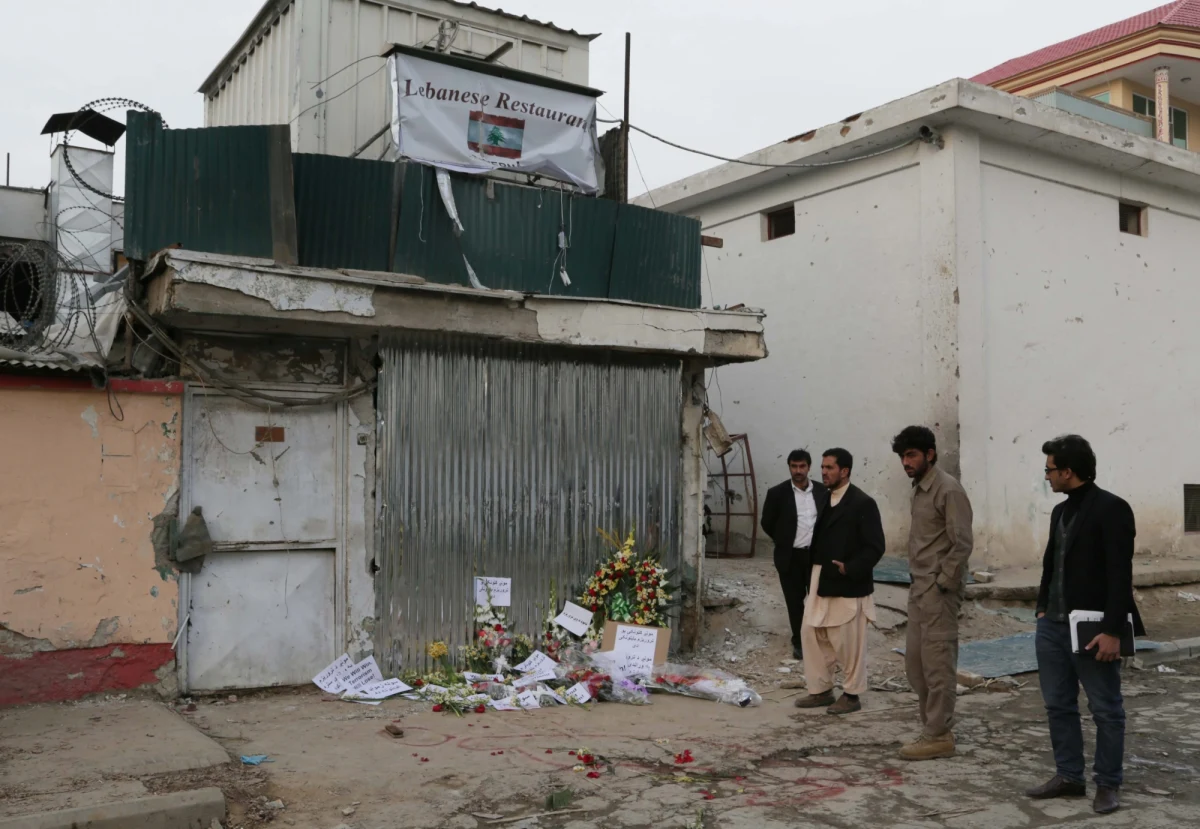 Za samobójczym atakiem afgańskich talibów na popularną restaurację w Kabulu stały tajne służby innego kraju - poinformowała afgańska Rada Bezpieczeństwa Narodowego. Zdaniem ekspertów jest to zawoalowane oskarżenie pod adresem Pakistanu. W piątkowym zamachu zginęło 21 osób. Wśród nich było 13 obcokrajowców.