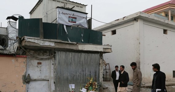 Za samobójczym atakiem afgańskich talibów na popularną restaurację w Kabulu stały tajne służby innego kraju - poinformowała afgańska Rada Bezpieczeństwa Narodowego. Zdaniem ekspertów jest to zawoalowane oskarżenie pod adresem Pakistanu. W piątkowym zamachu zginęło 21 osób. Wśród nich było 13 obcokrajowców.