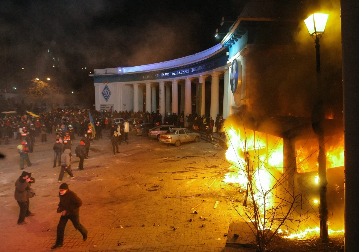 Prezydent Wiktor Janukowycz zapowiedział utworzenie komisji, której zadaniem będzie zażegnanie kryzysu na Ukrainie. Wyraził też gotowość do negocjacji z opozycją. W niedzielę podczas demonstracji w centrum Kijowa tłum przypuścił szturm na kordon milicji przed dzielnicą rządową. Demonstranci podpalili jeden z blokujących ulicę autobusów milicyjnych i atakowali funkcjonariuszy. Milicja użyła granatów hukowych i gazu łzawiącego.