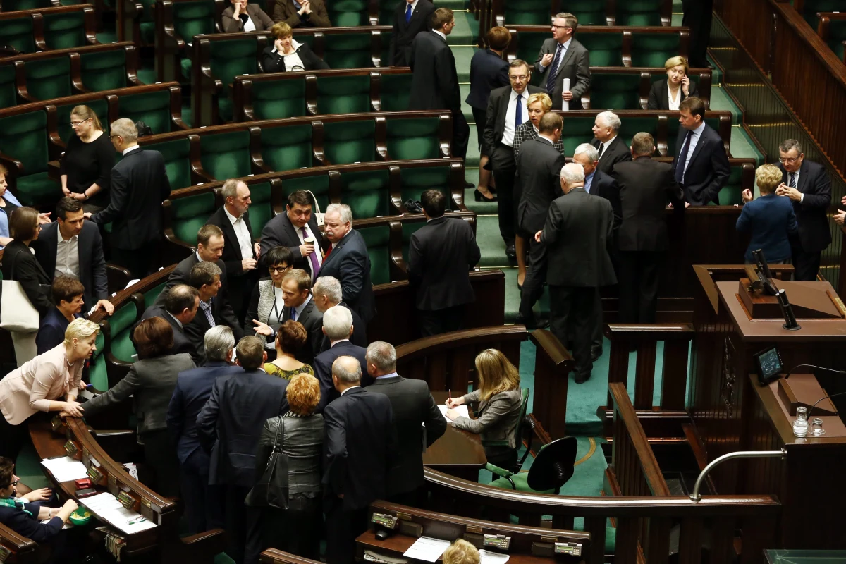 Ponad milion złotych - tyle w ubiegłym roku zapłacił Sejm za pokoje hotelowe wynajmowane przez posłów - donosi poniedziałkowe wydanie "Faktu". Każdy parlamentarzysta może rocznie wykorzystać na ten cel 7600 złotych. 