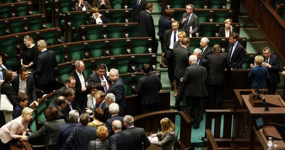 Ponad milion złotych - tyle w ubiegłym roku zapłacił Sejm za pokoje hotelowe wynajmowane przez posłów - donosi poniedziałkowe wydanie "Faktu". Każdy parlamentarzysta może rocznie wykorzystać na ten cel 7600 złotych. 