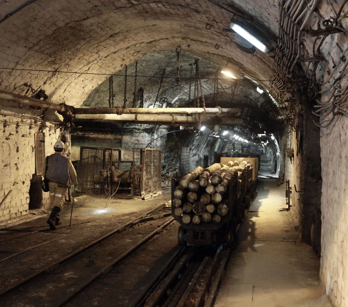 Ratownicy odnaleźli wczoraj wieczorem ciało górnika, który zginął po wpadnięciu do podziemnego zbiornika na węgiel w kopalni Murcki-Staszic. Poszukiwania trwały od nocy ze środy na czwartek, kiedy pracownik nie wyjechał na powierzchnię po zakończonej pracy. 