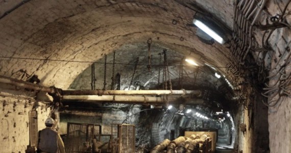 Ratownicy odnaleźli wczoraj wieczorem ciało górnika, który zginął po wpadnięciu do podziemnego zbiornika na węgiel w kopalni Murcki-Staszic. Poszukiwania trwały od nocy ze środy na czwartek, kiedy pracownik nie wyjechał na powierzchnię po zakończonej pracy. 