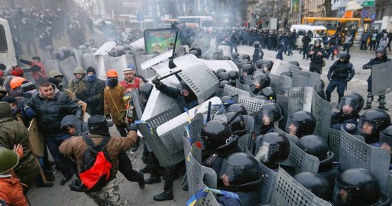 W Kijowie kolejną godzinę trwają potyczki między demonstrantami a milicją, która broni drogi dojazdowej do dzielnicy rządowej. Trasa ta została zablokowana przez władze w związku z trwającymi od listopada protestami zwolenników integracji europejskiej Ukrainy.