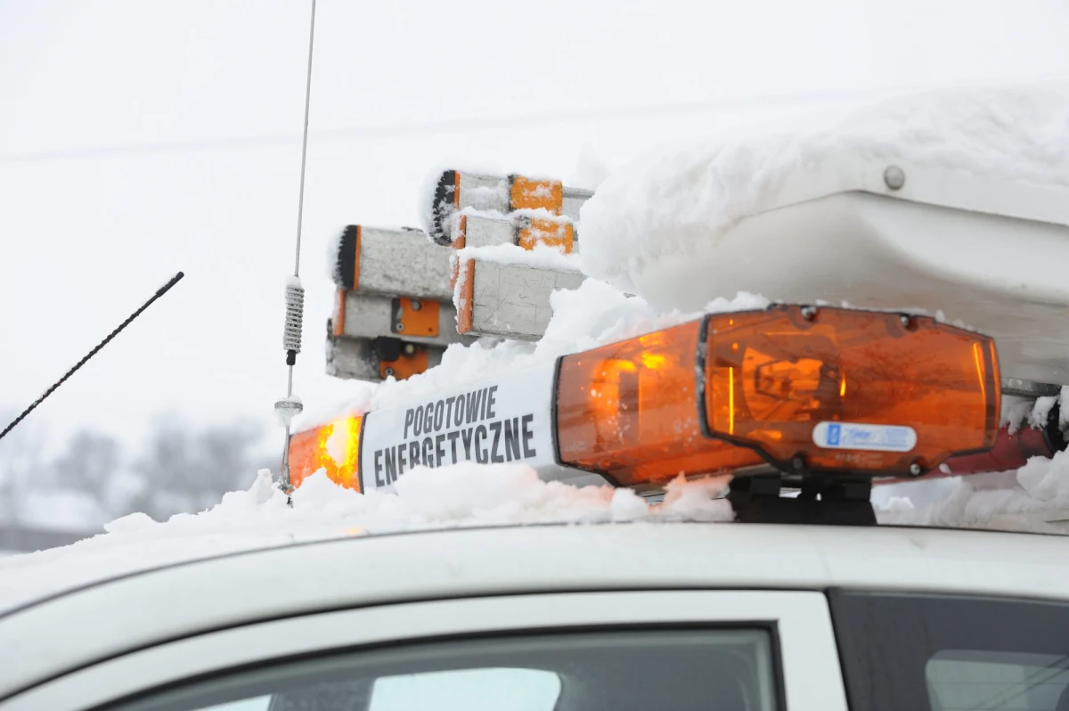 Ponad 30 tys. gospodarstw w Lubelskiem pozbawionych jest prądu po opadach marznącego deszczu. Rwały się obciążone lodem linie energetyczne, uszkodzenia powodowały też łamiące się drzewa i konary, które upadały na przewody. 