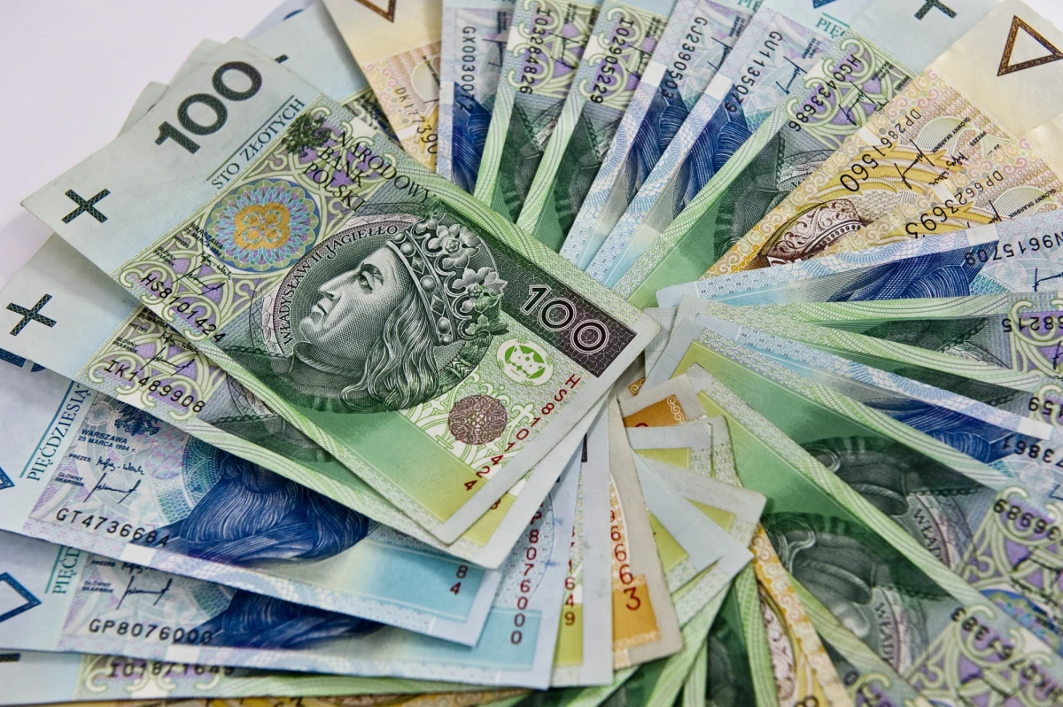 6,7 mln zł kary za wprowadzanie klientów w błąd. Urząd Ochrony Konkurencji i Konsumentów nałożył grzywnę na Getin Noble Bank za naciąganie klientów na polisy z Ubezpieczeniowym Funduszem Kapitałowym. Według UOKiK-u, sprzedawcy ukrywali przed klientami informację o koszmarnie wysokich kosztach.