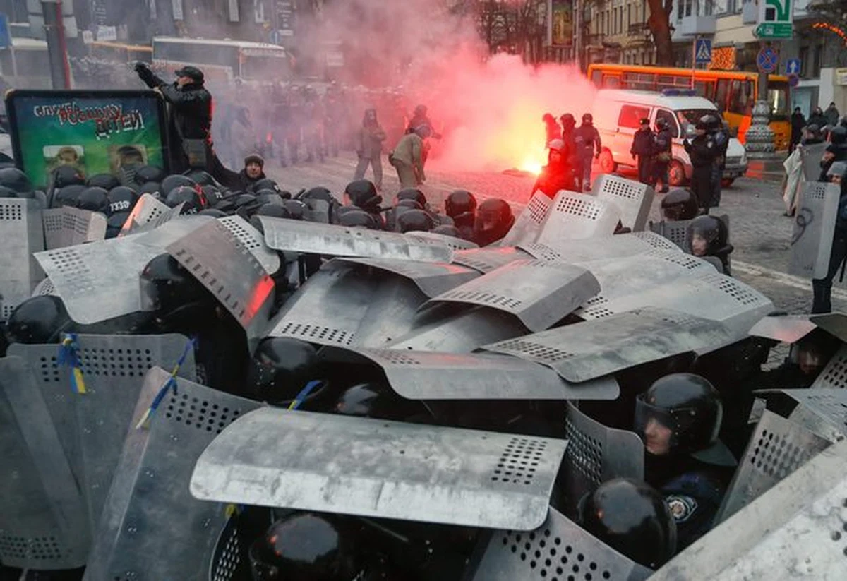 Około 100 milicjantów i około 100 protestujących ucierpiało w Kijowie w trwających od wczoraj zamieszkach. Wybuchły podczas podjętej przez młodych ludzi próby szturmu na blokadę milicyjną, zamykającą dojazd do dzielnicy rządowej w stolicy Ukrainy.