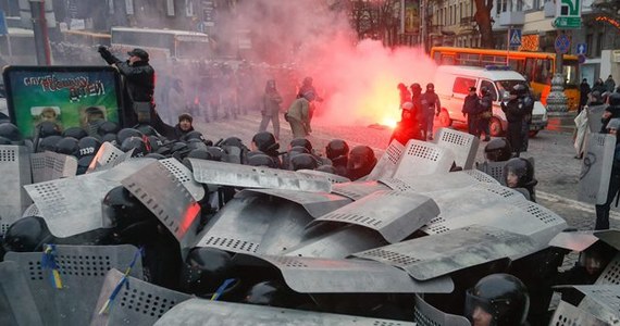 Około 100 milicjantów i około 100 protestujących ucierpiało w Kijowie w trwających od wczoraj zamieszkach. Wybuchły podczas podjętej przez młodych ludzi próby szturmu na blokadę milicyjną, zamykającą dojazd do dzielnicy rządowej w stolicy Ukrainy.