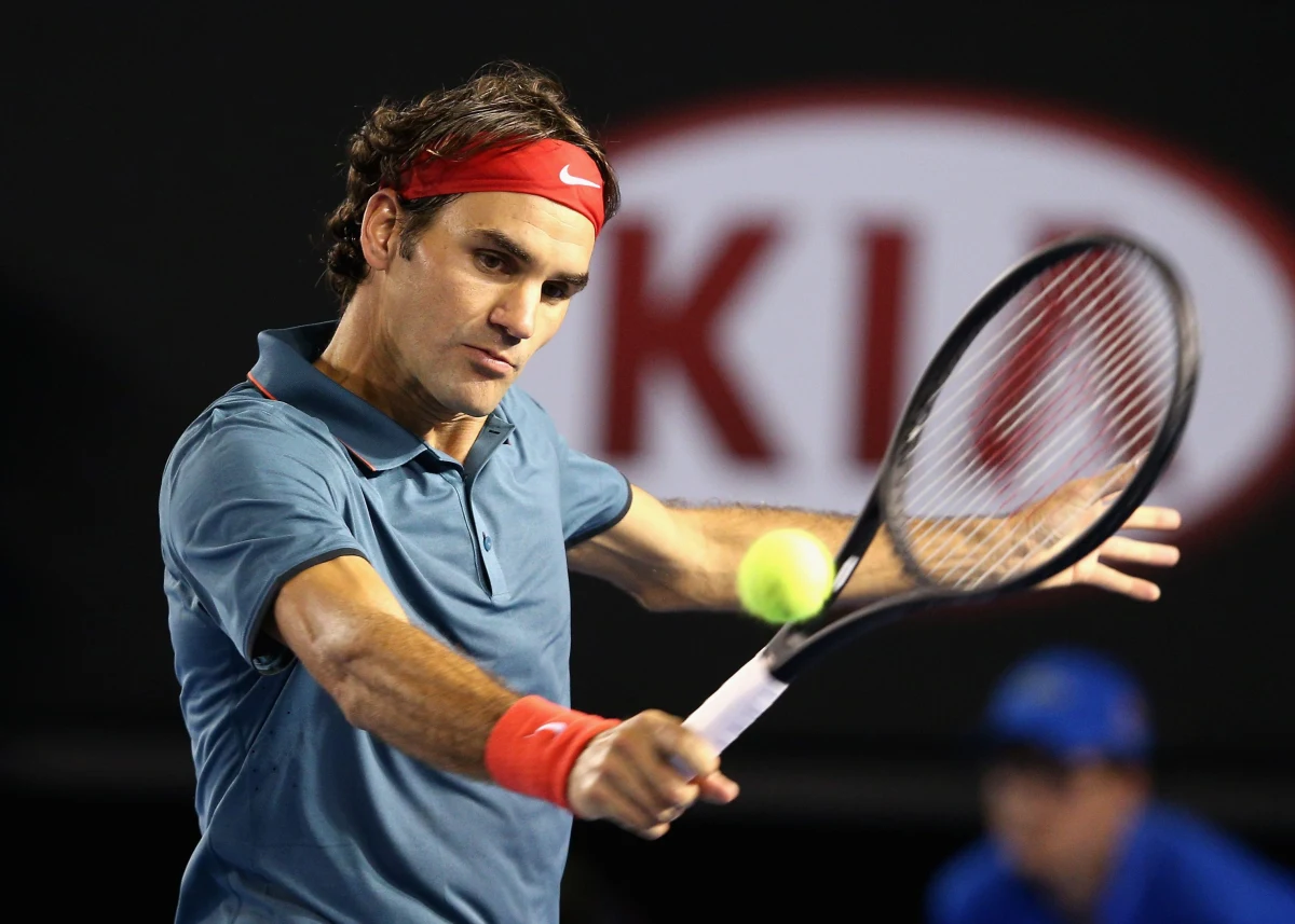 Roger Federer po raz 11. z rzędu awansował do ćwierćfinału wielkoszlemowego Australian Open. Rozstawiony z numerem szóstym Szwajcar pokonał w czwartej rundzie Francuza Jo-Wilfrieda Tsongę (10) 6:3, 7:5, 6:4. W pojedynku o półfinał rywalem Federera będzie grający z "czwórką" Brytyjczyk Andy Murray.