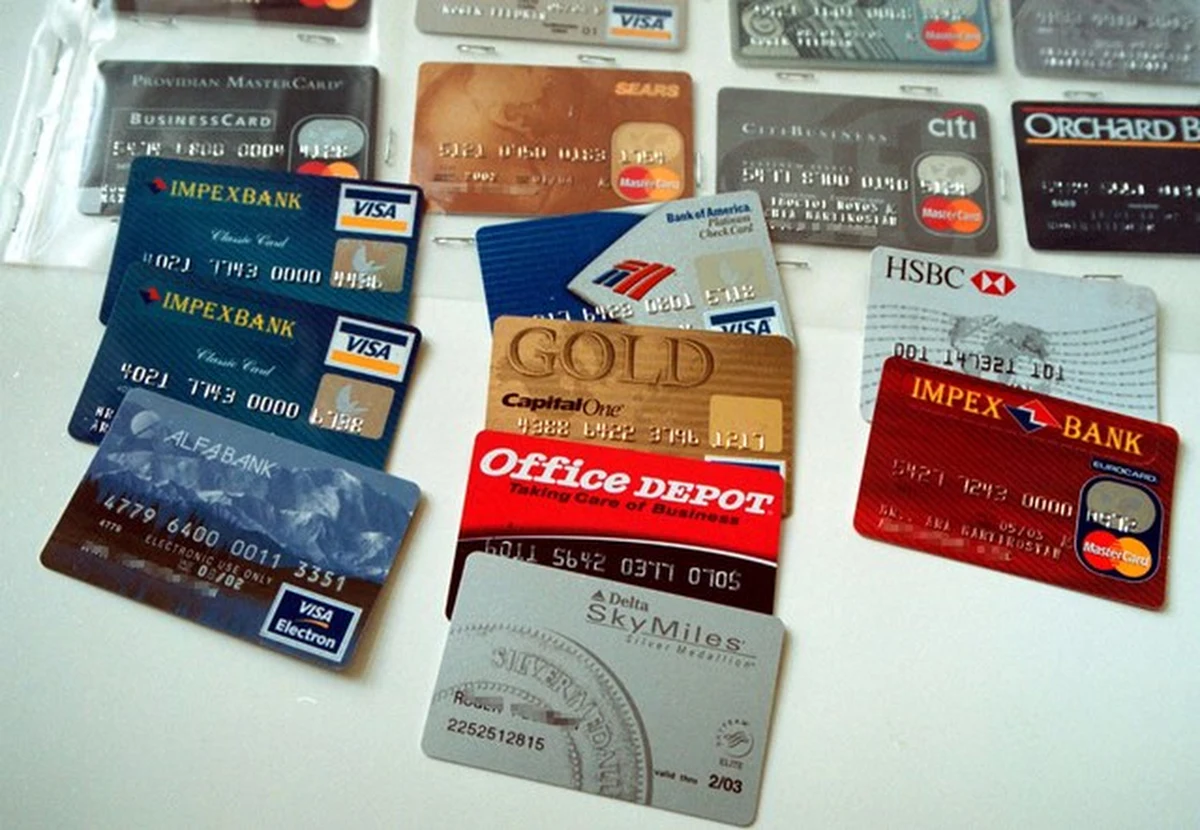 Koreą Południową wstrząsnął wielki skandal, po tym jak pewien informatyk wykradł i sprzedał firmom marketingowym dane kart kredytowych 20 milionów ludzi, czyli prawie połowy mieszkańców tego kraju - informuje w poniedziałek portal internetowy BBC News.