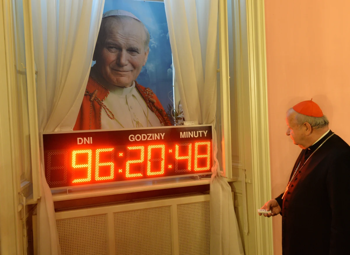 96 dni przed kanonizacją Jana Pawła II kard. Stanisław Dziwisz uruchomił zegar odmierzający czas do tego wydarzenia. Zegar zostanie umieszczony w Oknie papieskim w Krakowie. Dziś także zaprezentowano srebrną monetę w kształcie Polski dedykowaną Janowi Pawłowi II.