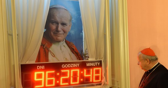 96 dni przed kanonizacją Jana Pawła II kard. Stanisław Dziwisz uruchomił zegar odmierzający czas do tego wydarzenia. Zegar zostanie umieszczony w Oknie papieskim w Krakowie. Dziś także zaprezentowano srebrną monetę w kształcie Polski dedykowaną Janowi Pawłowi II.