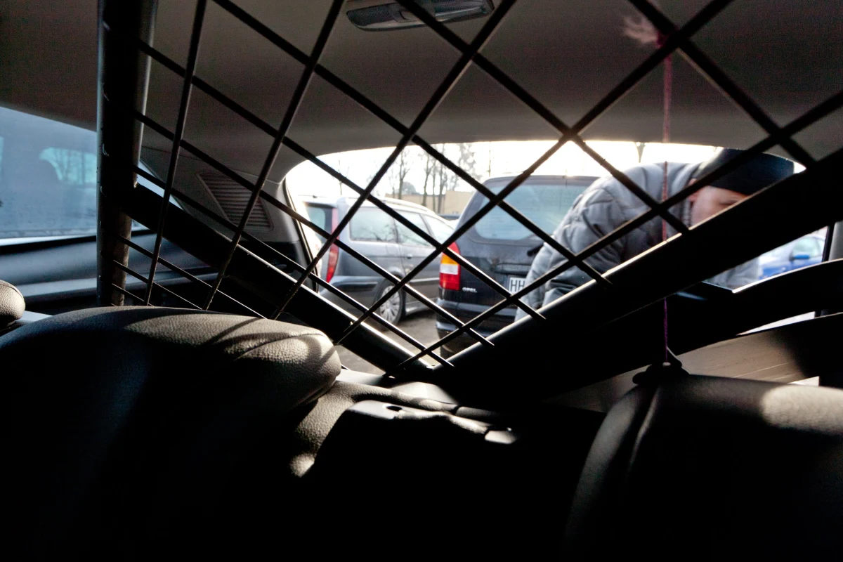 ​Ministerstwo Finansów najprawdopodobniej nie zdąży z opodatkowaniem zakupu samochodów "z kratką" od pierwszego marca. Jak wynika z ustaleń reportera RMF FM Krzysztofa Berendy, resort finansów ma problem z przygotowaniem nowych przepisów. Są już pierwsze opóźnienia.