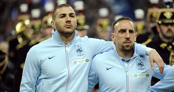 Ruszył w Paryżu proces sławnych francuskich piłkarzy – Francka Ribery’ego i Karima Benzemy. Obu gwiazdorom futbolu grozi kara do 3 lat więzienia i 45 tysięcy euro grzywny za korzystanie z usług nieletniej prostytutki pochodzenia algierskiego – Zahii Dehar.