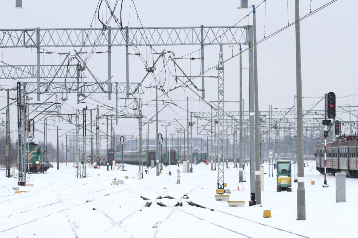 Ponad dwie godziny czekali pasażerowie w nieogrzewanym pociągu z Wrocławia do Lublina. Z powodu oblodzenia sieci trakcyjnej skład Przewozów Regionalnych z lokomotywą spalinową utknął w okolicach Suchedniowa w Świętokrzyskiem. Z tego samego powodu pociągi stanęły m.in. pod Kaliszem i Ostrowem Wielkopolskim.