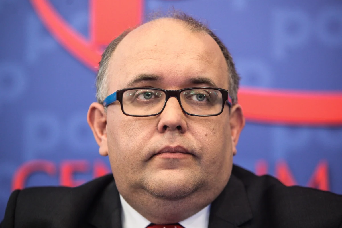 Główny Inspektor Ochrony Danych Osobowych Wojciech Wiewiórowski padł ofiarę zaciekłej walki o wpływy między unijnymi instytucjami. Polak kandydował na prestiżowe stanowisko Europejskiego Rzecznika Ochrony Danych Osobowych. Komisja Europejska stwierdziła, że ani on, ani czterech innych kandydatów nie nadaje się do pełnienia tego urzędu. Ta decyzja wywołała szok i zdziwienie nawet wśród bywalców europejskich salonów.