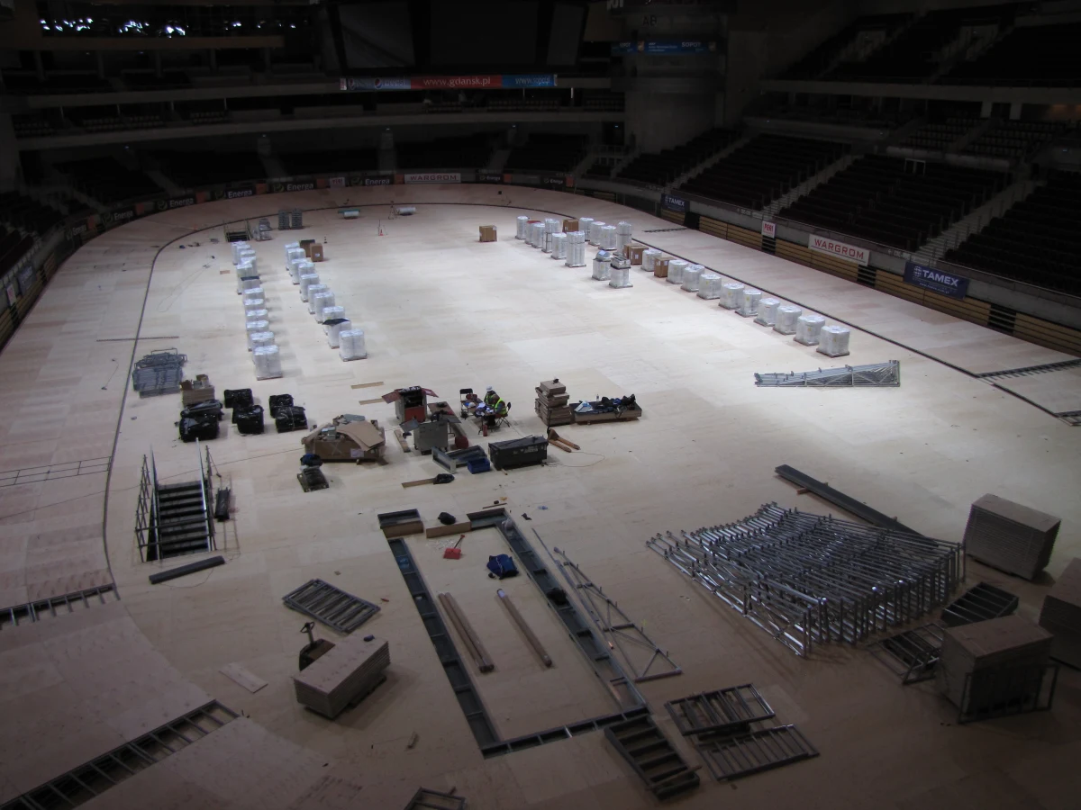 Sopot szykuje się na halowe lekkoatletyczne mistrzostwa świata. Odbędą się już w marcu. W hali Ergo Arena kończy się budowa specjalnej konstrukcji, na której rozłożona będzie bieżnia. 