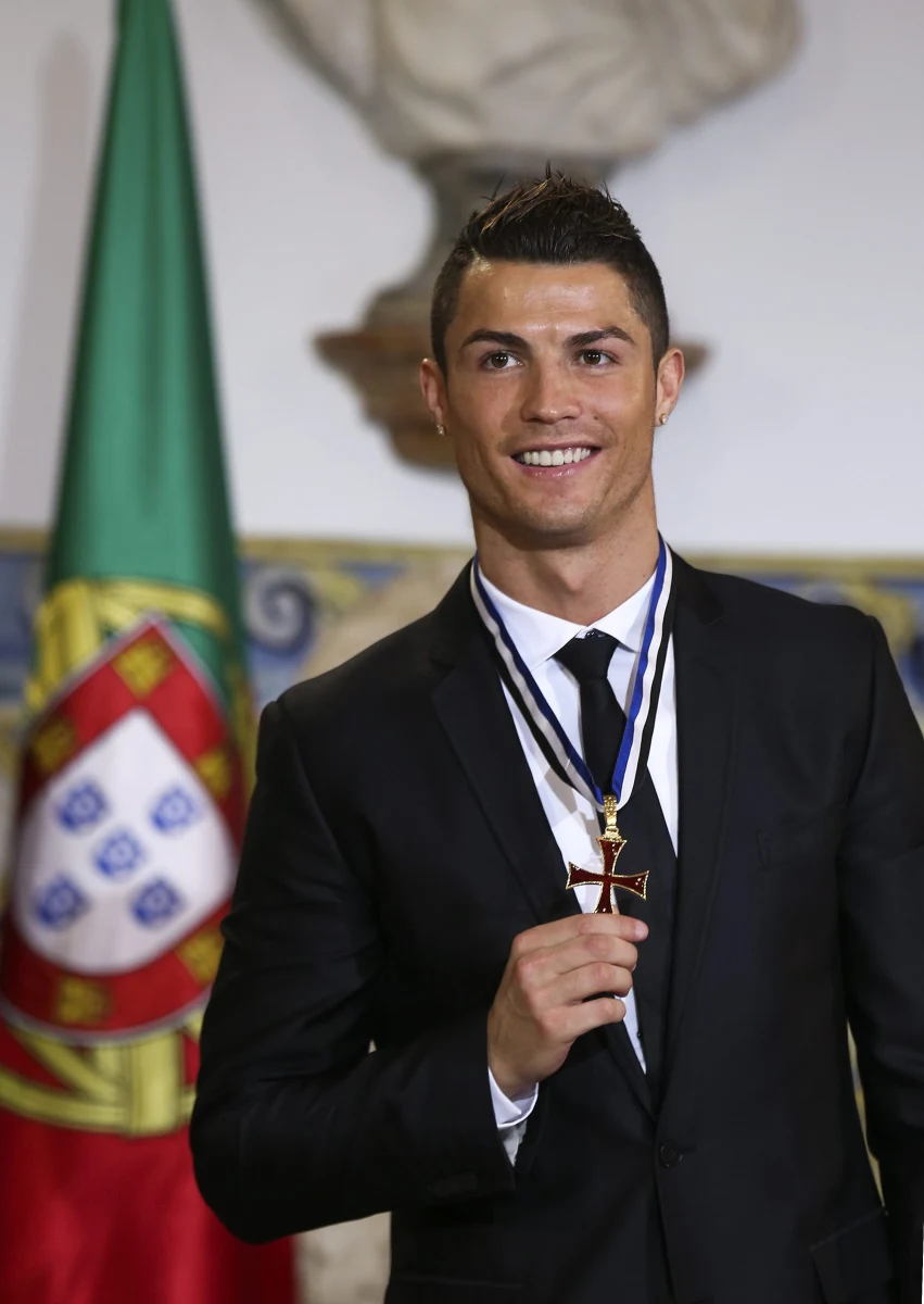 Kapitan piłkarskiej reprezentacji Portugalii i zawodnik Realu Madryt, 28-letni Cristiano Ronaldo uhonorowany został przez prezydenta kraju Anibala Cavaco Silvę orderem Infanta Henryka w stopniu Wielkiego Oficera (Grande-Oficial). Odznaczenie przyznane zostało "za wybitne zasługi dla Portugalii oraz dawanie przykładu młodemu pokoleniu w dążeniu do celu".