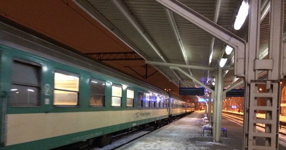 Po 16 godzinach jazdy, pociąg relacji Wrocław - Lublin po godz. 21 dotarł do celu. Miał 420 minut opóźnienia. Utknął na trasie w Świętokrzyskiem. Pasażerowie przez kilka godzin czekali w nieogrzewanych wagonach. "7 godzin opóźnienia nawet bym strawiła. Natomiast potraktowano nas skandalicznie" - powiedziała reporterowi RMF FM jedna z pasażerek. Na kolei obowiązuje trzeci, najwyższy stopień wystąpienia zagrożeń pogodowych.