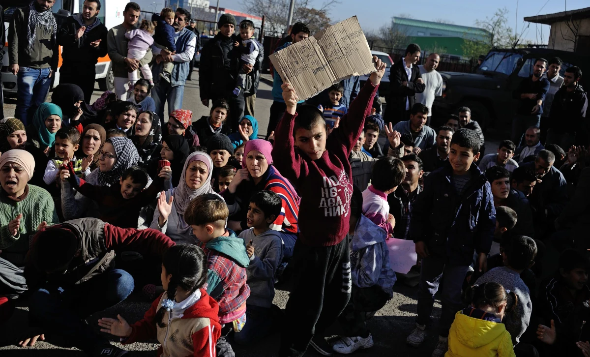Według brytyjskiego dziennika "Guardian" syryjskie władze mogą zostać oskarżone o zbrodnie wojenne, po tym jak jeden z fotografów wojskowych zdezerterował i dostarczył dowody na wymordowanie przez reżim w Damaszku 11 tysięcy więźniów. Dowody dostarczone przez wojskowego fotografa dotyczą okresu od marca 2011 roku do sierpnia ubiegłego roku. Z informacji dziennika wynika, że pliki ze zdjęciami zostały wywiezione z Syrii i przekazane przez fotografa, który prosi aby nazywać go "Cezar". 