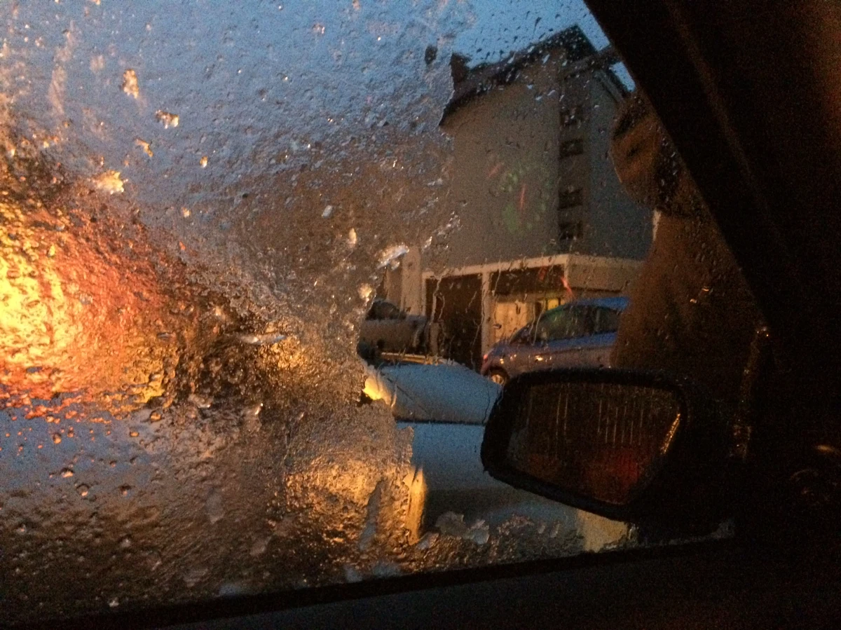 Marznący deszcz i deszcz ze śniegiem to dziś największe utrudnienie dla kierowców. Najgorzej jest w woj. świętokrzyskim, w Małopolsce i na Podkarpaciu. Trudne warunki na drogach są też na północy kraju.