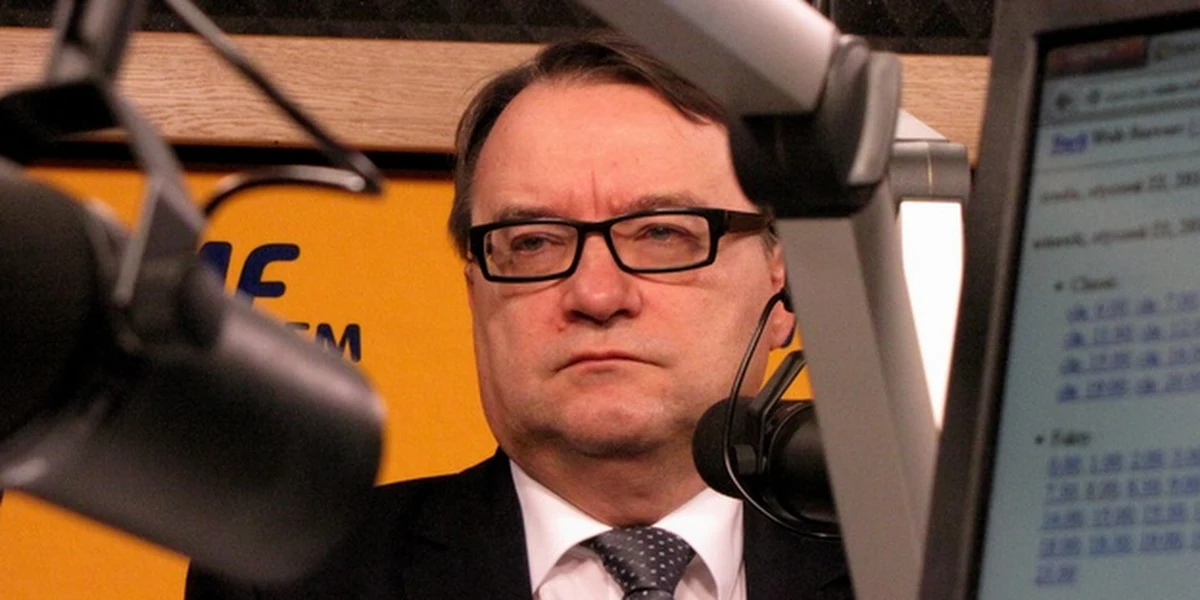 "Monitorujemy sprawę dostarczania przesyłek sądowych. Analizujemy i badamy, jak te przesyłki są dostarczane. Zwróciliśmy się do sądów, prokuratorów i radców, żeby informowały jak to wygląda. Prawdopodobnie w tym tygodniu zwrócę się do Urzędu Komunikacji Elektronicznej, by zbadał, czy wszystkie zasady są zachowane w tej komunikacji" - zapowiada minister sprawiedliwości Marek Biernacki odpowiadając na pytania słuchaczy RMF FM. "Na razie jest dużo sygnałów medialnych o problemach z dostarczaniem przesyłek sądowych. Jeżeli po kontroli okaże się, że jest problem z dostarczaniem przesyłek, możliwy jest nowy przetarg. Jest możliwość odstąpienia od umowy z InPost" - twierdzi gość RMF FM.