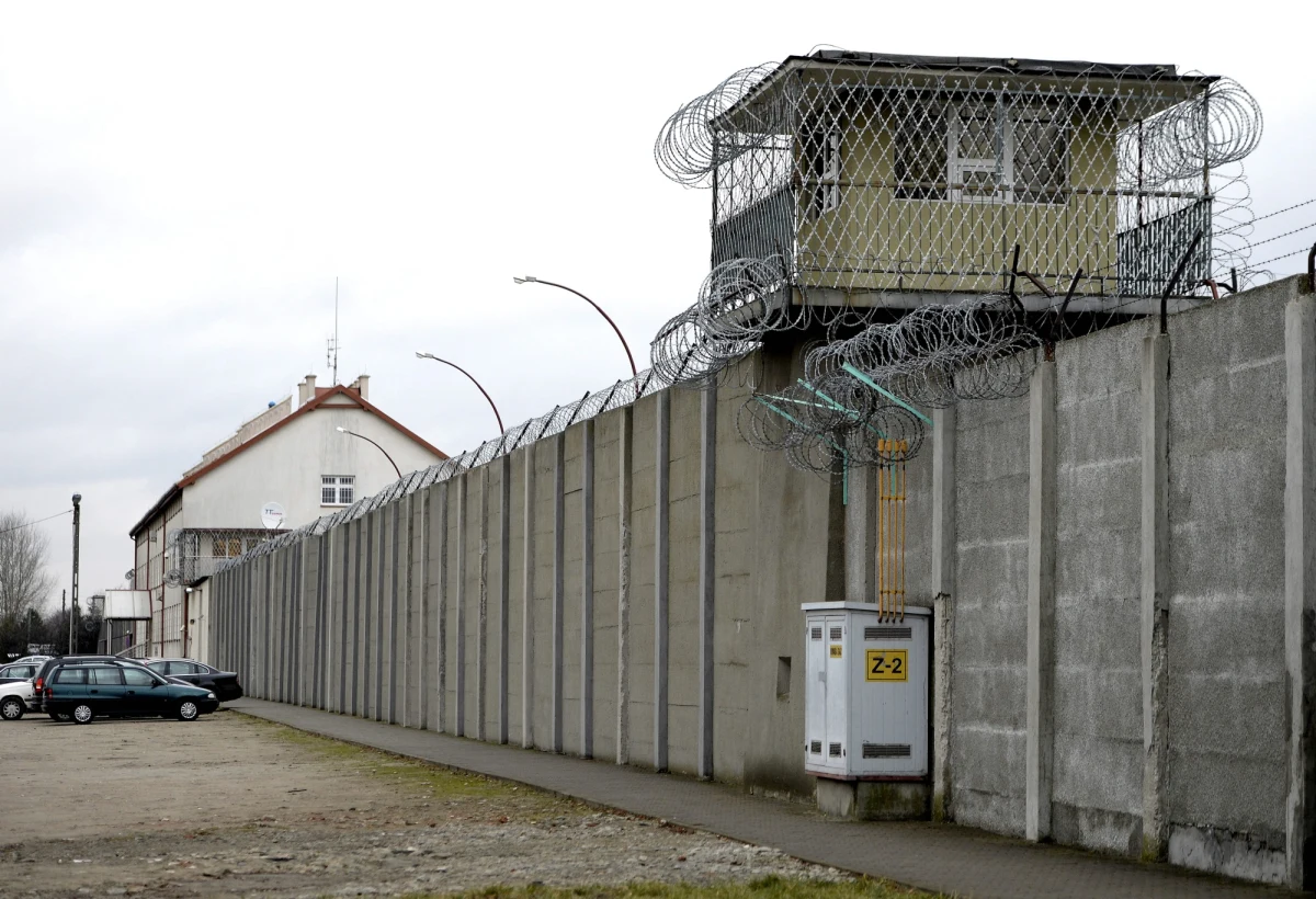 Jutro rano do sądu w Rzeszowie trafi wniosek o skierowanie na badania Mariusza Trynkiewicza - i nie tylko. Jak dowiedział się reporter RMF FM Krzysztof Zasada, szef rzeszowskiego zakładu karnego wyśle taki wniosek również w sprawie innego więźnia, którego obejmują przepisy ustawy o bestiach.