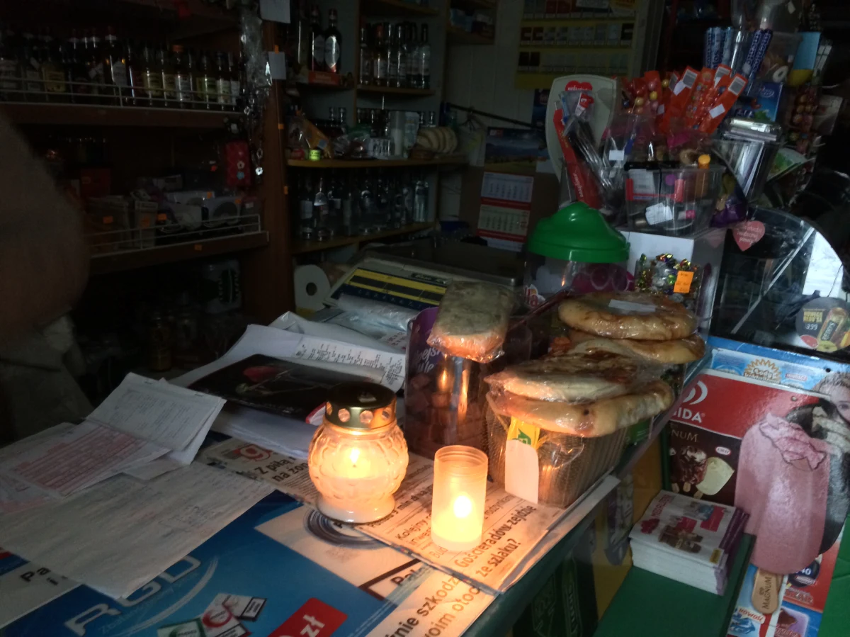 Około 18 tysięcy domów na Podkarpaciu, ponad 11 tysięcy w Łódzkiem, 8,5 tysiąca w Świętokrzyskiem i około 16 tysięcy na Lubelszczyźnie nie ma w tej chwili prądu. Winna jest zima - linie energetyczne zrywają się z powodu oblodzenia i pod ciężarem połamanych gałęzi i drzew.