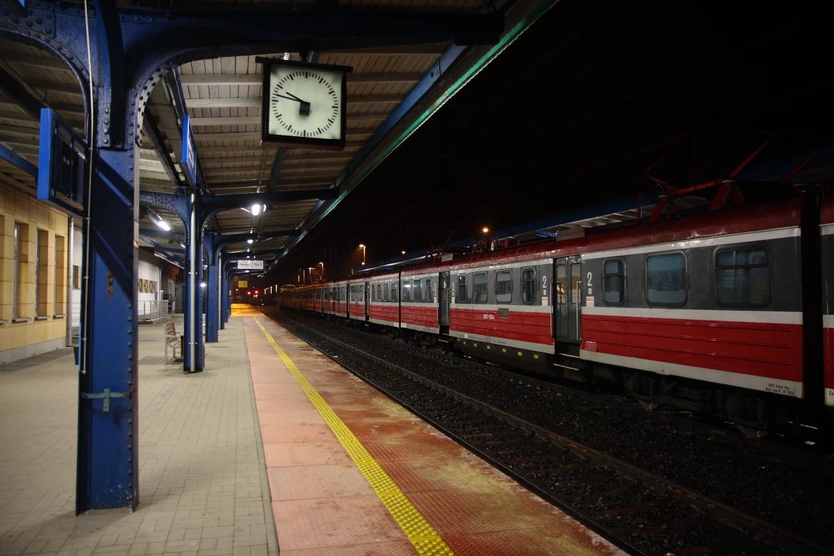 "16 pociągów notuje opóźnienia przekraczające 2 godziny, a rekordzista - pociąg "Wiking" relacji Katowice-Szczecin - ma ponad 18 godzin opóźnienia" - poinformował rzecznik PKP PLK Mirosław Siemieniec. Kolejarze przez cały dzień zmagają się z oblodzeniem sieci trakcyjnej w okolicach Ostrowa Wielkopolskiego i na odchodzących z tego miasta liniach kolejowych w kierunkach Grabowna, Jarocina i Zduńskiej Woli.