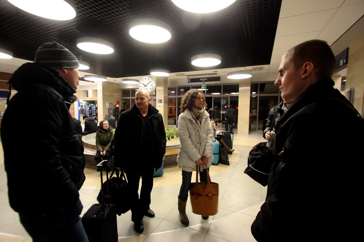 25 godzin spędzili w podróży pasażerowie pociągu TLK "Wiking", który wreszcie dotarł z Katowic do Szczecina. Z kolei z 10-godzinnym opóźnieniem dojechali do Gdyni ci, którzy jeszcze wczoraj rozpoczęli podróż pociągiem "Rozewie". Po drodze z Wrocławia i Jeleniej Góry musieli się przesiadać aż cztery razy. Wszystko przez oblodzoną sieć trakcyjną. 