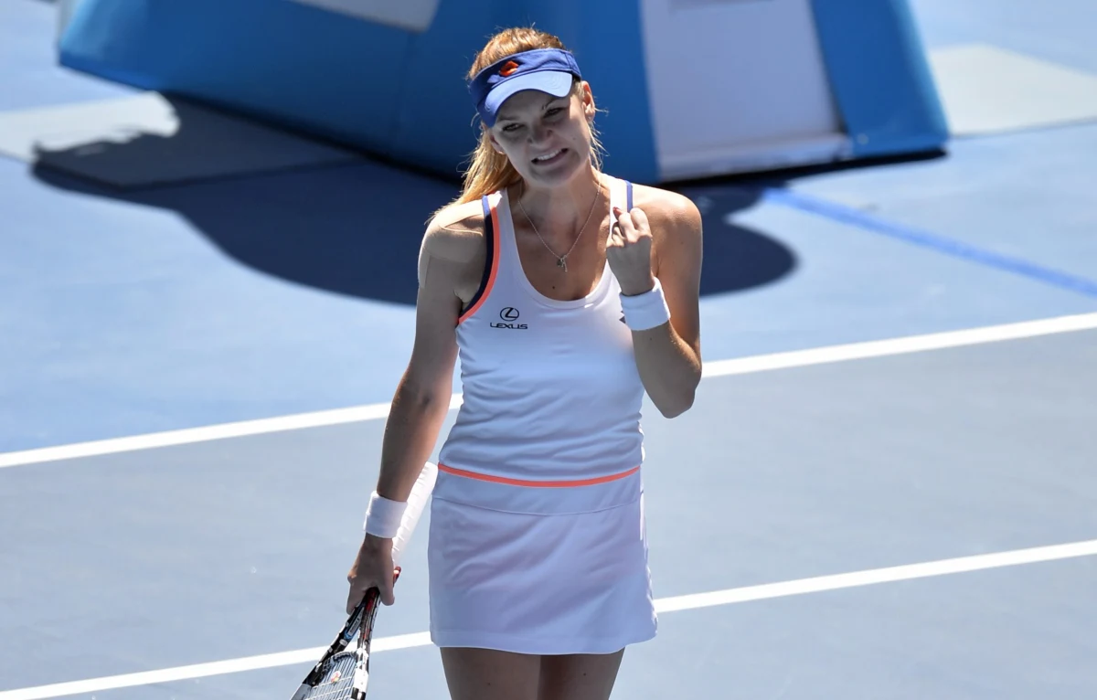 Agnieszka Radwańska pokonała Białorusinkę Wiktorię Azarenkę 6:1, 5:7, 6:0 i awansowała do półfinału wielkoszlemowego Australian Open. Polska tenisistka nigdy wcześniej nie dotarła tak daleko w Melbourne. Było to 17. spotkanie obu zawodniczek. Piąte zakończone zwycięstwem naszej tenisistki. 