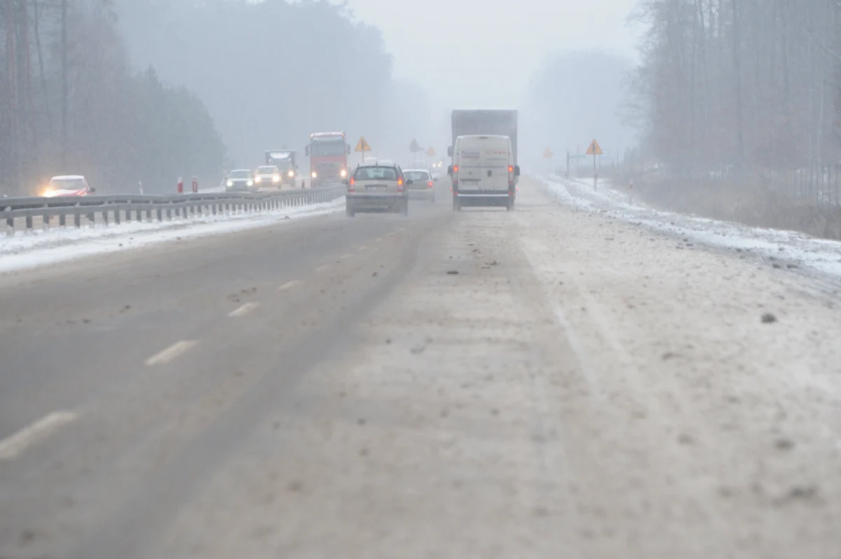 Małopolska o poranku przykryta grubą warstwą śniegu. Na Gorącą Linię RMF FM przesyłacie zdjęcia zasypanych dróg, informujecie nas również o problemach na trasach. W samym Krakowie musicie uważać na osiedlowych ulicach, gdzie jest biało i ślisko. W takich warunkach jazda nie należy do najprzyjemniejszych. Problemy również na torach. 