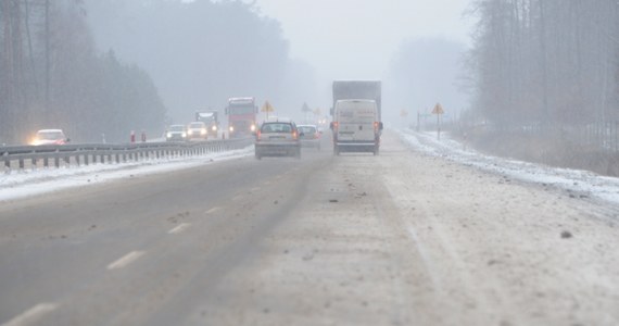 Małopolska o poranku przykryta grubą warstwą śniegu. Na Gorącą Linię RMF FM przesyłacie zdjęcia zasypanych dróg, informujecie nas również o problemach na trasach. W samym Krakowie musicie uważać na osiedlowych ulicach, gdzie jest biało i ślisko. W takich warunkach jazda nie należy do najprzyjemniejszych. Problemy również na torach. 