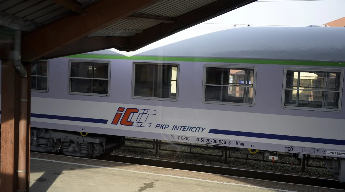 Prezes PKP Intercity Janusz Malinowski został odwołany ze stanowiska. Spółka poinformowała w komunikacie, że powodem decyzji jest "utrata zaufania i nadużycie lojalności". Chodzi m.in o ostatnie kłopoty pasażerów w związku z oblodzeniem sieci trakcyjnej, ale nie tylko. Jak ustalił nasz reporter - to jedynie przesądziło o dymisji. 