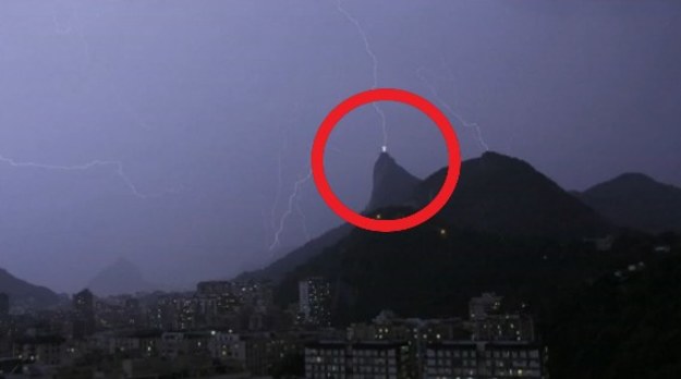 Posąg Chrystusa, mieszczący się na szczycie góry Corcovado w Rio de Janeiro został trafiony przez piorun. W wyniku tego uderzenia statua została uszkodzona. Podobno Jezus stracił dwa palce. Prace naprawcze właśnie się rozpoczęły.