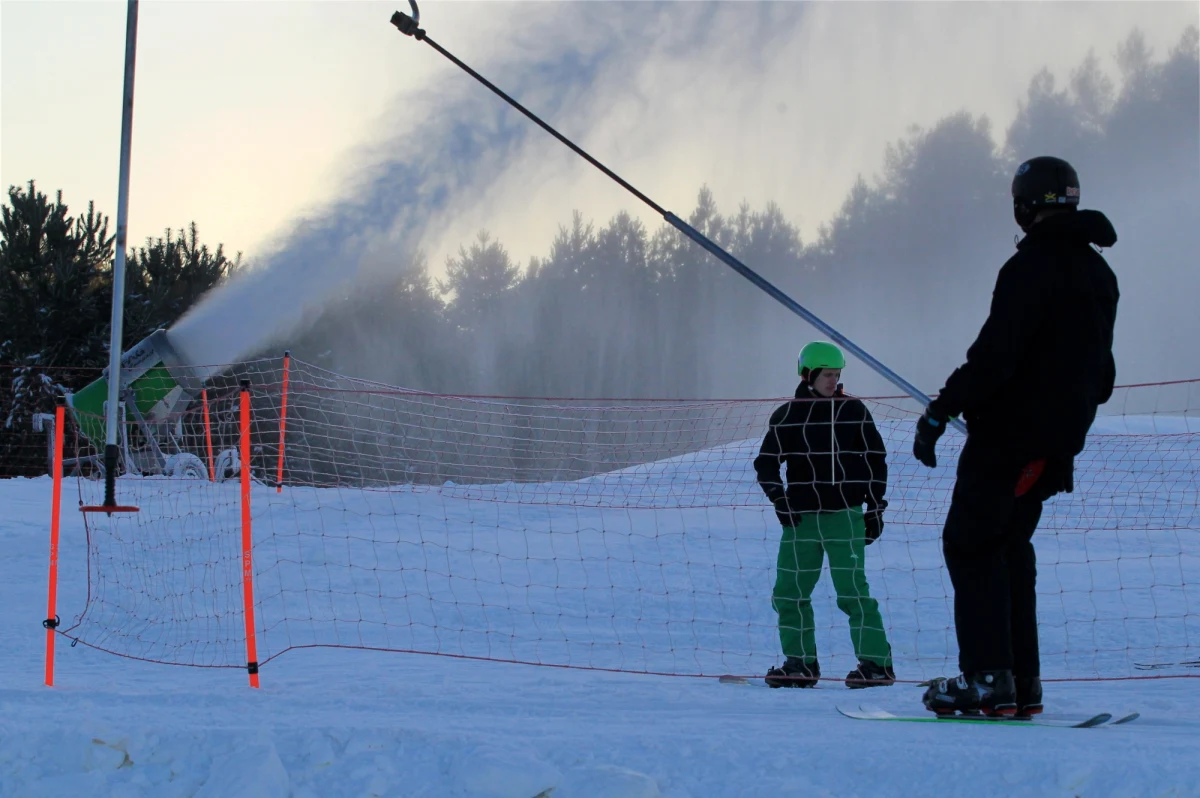Od początku ferii na podhalańskich stokach znów pojawiły się patrole policjantów na nartach. Do tej pory usunęli z narciarskich tras kilku pijanych amatorów białego szaleństwa. W ruch poszły alkomaty. 