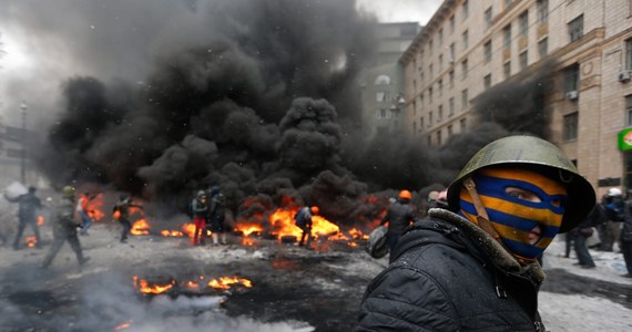 "Na Majdanie co jakiś czas dochodzi do starć milicji z demonstrantami. W innych dzielnicach ludzie jedzą kolację, chodzą do knajp, zwiedzają albo piją herbatę" – mówi w rozmowie z RMF FM Eugeniusz Biłonożko z redakcji polskiego portalu polonews. Przyznaje, że protestujący przeciwko obecnej władzy na Ukrainie – wbrew zakazom – maskują twarze, niekiedy maskami Guya Fawkesa.