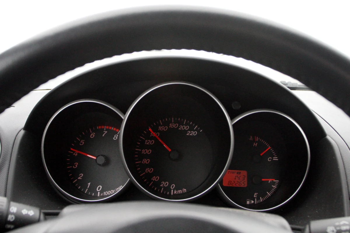 2,5 latek siedział za kierownicą samochodu, który w Kołobrzegu w województwie zachodniopomorskim potrącił kobietę. Bus stał przed supermarketem. Rodzice na moment zostawili chłopczyka samego.