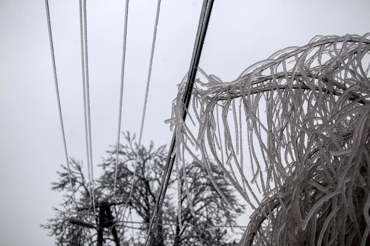 W 12 tys. gospodarstw w województwie świętokrzyskim nadal nie ma prądu. To o 4,5 tys. mniej niż w południe. Jest szansa, że w czwartek zostaną usunięte wszystkie awarie. 