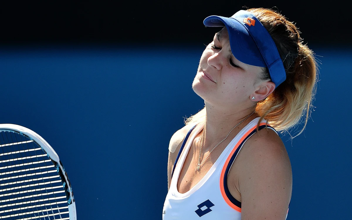 Agnieszka Radwańska przegrała w Melbourne walkę o drugi w karierze finał Wielkiego Szlema. Polka uległa Słowaczce Dominice Cibulkovej 1:6, 2:6. Kort opuszczała ze łzami w oczach.