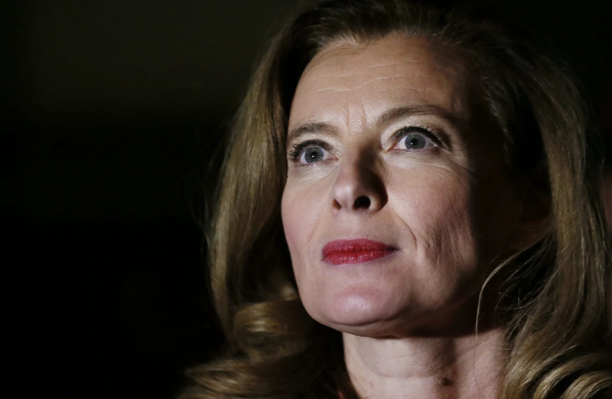 „Prawda o kłótni, która kosztowała francuskie państwo 3 miliony euro!” – to tytuł z pierwszej strony tygodnika „Closer”. Według nieoficjalnych informacji, Pierwsza Dama Francji Valerie Trierweiler zdemolowała cześć Pałacu Elizejskiego, kiedy Hollande powiedział jej o swoim romansie z paryską aktorką. 