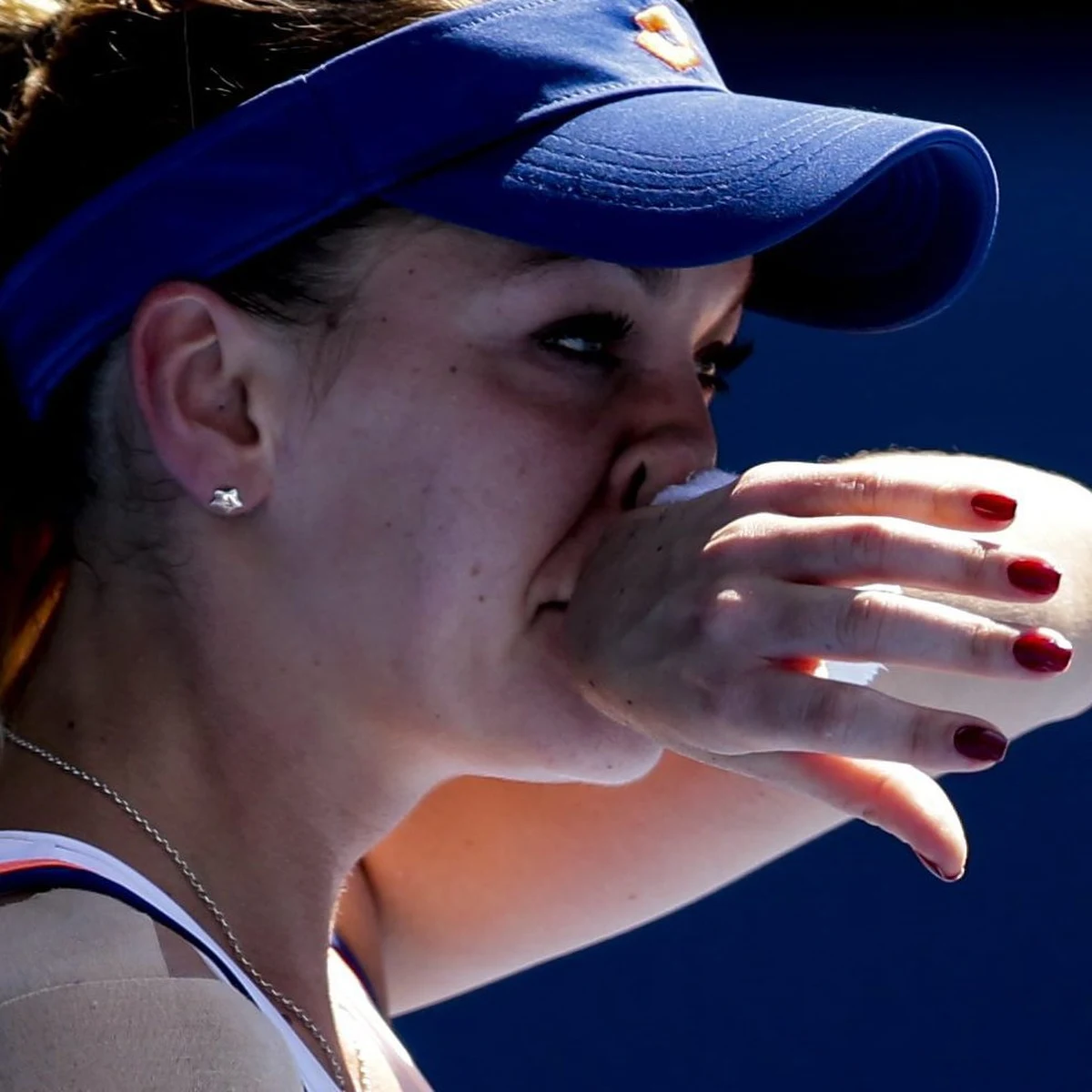 "Jak się przegrało, to się przegrało - i wszystko jedno z kim. Ale z drugiej strony, inaczej się przegrywa w dwóch setach, w trzech, w tiebreaku" - mówiła Agnieszka Radwańska po sromotnej porażce w półfinale Australian Open. Polka uległa Słowaczce Dominice Cibulkovej 1:6, 2:6. "To jest półfinał Wielkiego Szlema, więc nie można aż tak narzekać. Ale jak się jest już w tej fazie, to tym bardziej chce się to wykorzystać. Zawsze już będzie gdzieś z tyłu głowy, że była szansa" - przyznała.