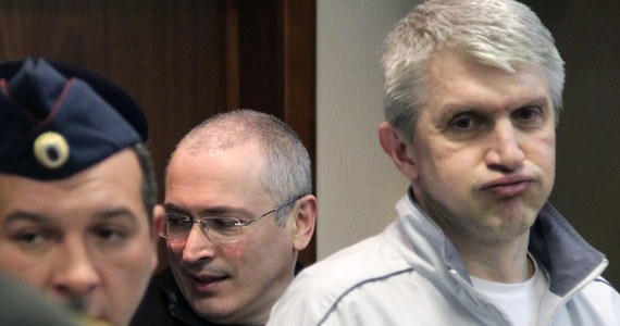 Michaił Chodorkowski i Płaton Lebiediew mają zwrócić państwu sumy podatków niezapłaconych przez koncern Jukos. Chodzi o 17 mld rubli, czyli ok. 500 mln dolarów. Taką decyzję wydało Prezydium Sądu Najwyższego Federacji Rosyjskiej, które podtrzymało orzeczenie sądu niższej instancji.