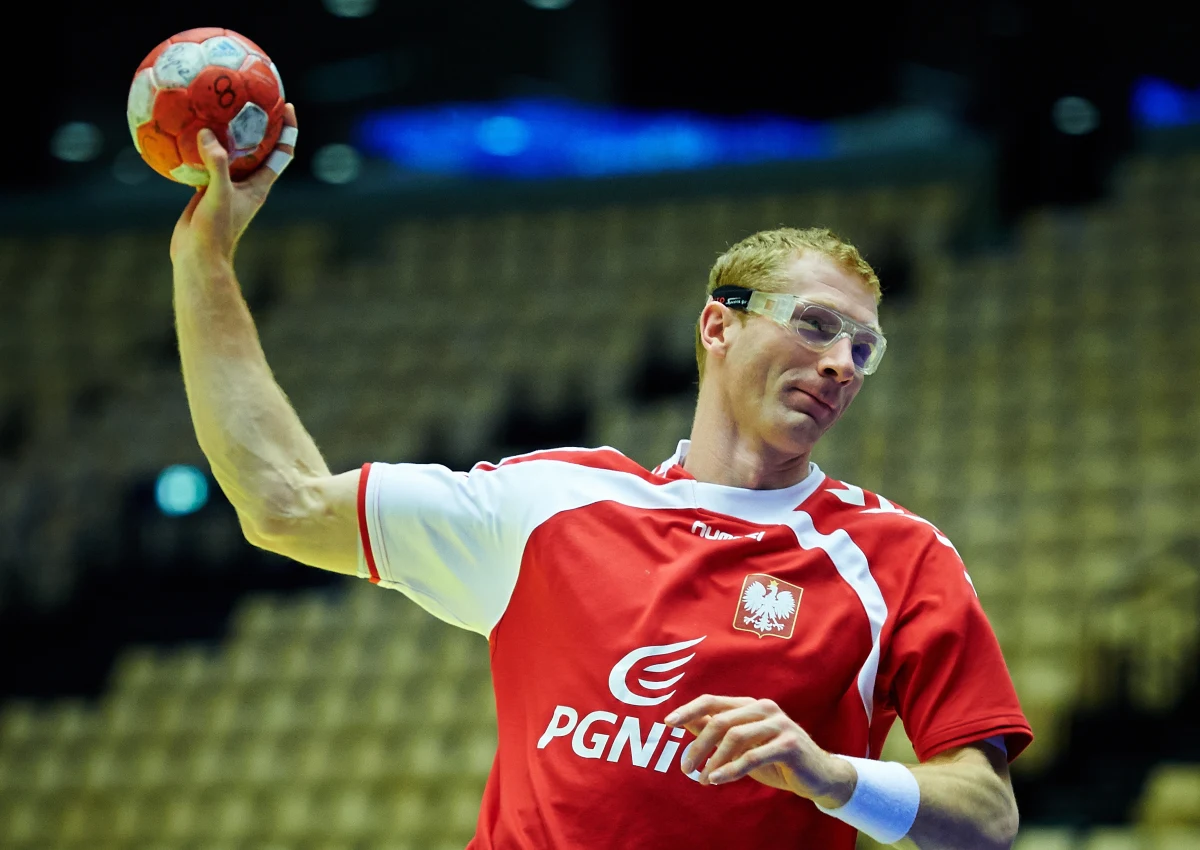 Karol Bielecki wraca do składu reprezentacji Polski piłkarzy ręcznych, która w piątek w duńskim Herning rozegra z Islandią mecz o piąte miejsce w mistrzostwach Europy. Zajmie miejsce Jakuba Łucaka.
