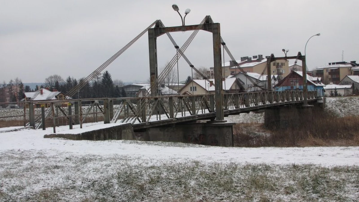 Mieszkańców osiedla Gądki w podkarpackim Jaśle domagają się otwarcia dla samochodów kładki nad rzeką Wisłoką. Przeprawa skonstruowana z metalu pomogłaby im szybciej dojeżdżać do centrum miasta.