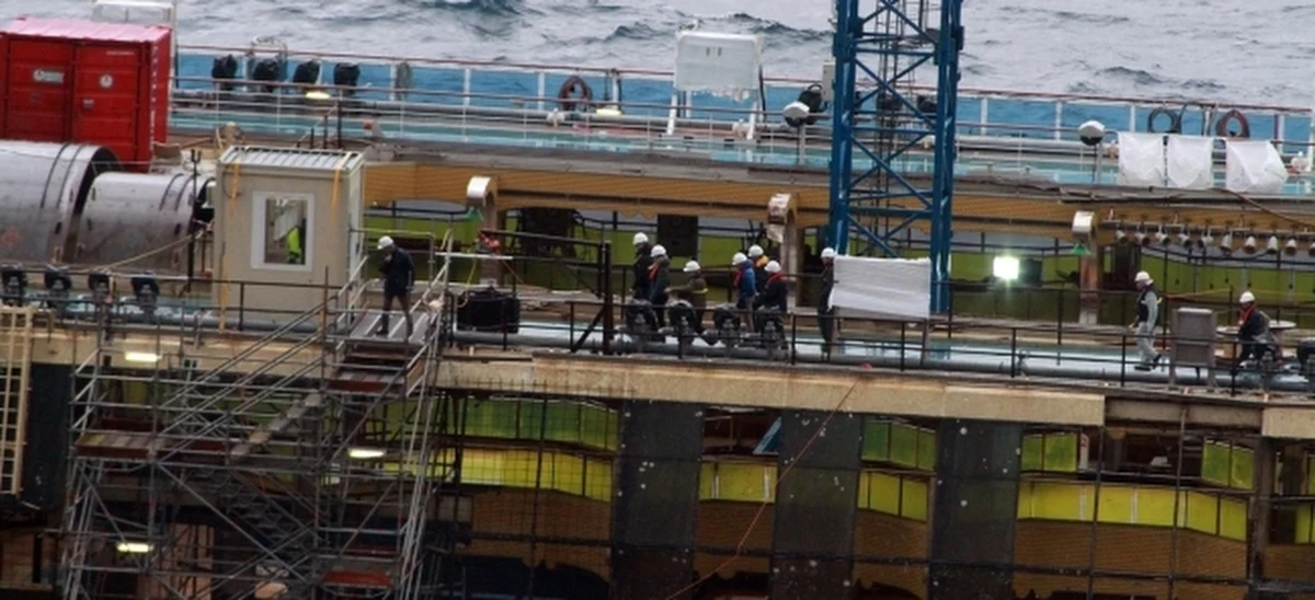 Na pokład wraku wycieczkowca Costa Concordia weszła po raz pierwszy od katastrofy grupa biegłych sądowych. "Wszystko jest zniszczone. Morze wszystko przeżarło" - mówił prokurator Francesco Verusio.