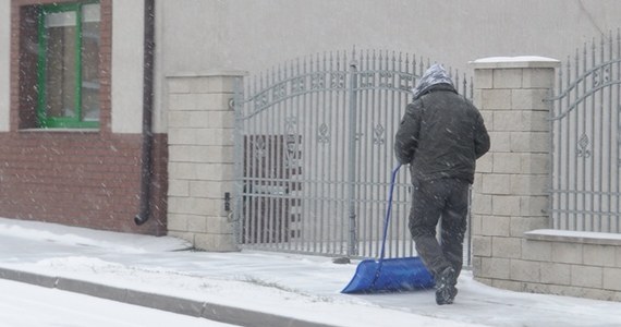 Kolejny dzień, gdy poruszamy się po oblodzonych chodnikach. O upadek nie trudno, ale są sposoby, żeby zminimalizować ryzyko złamań czy otarć. "Wszystko to jest sztuką upadku" – przekonuje Wojciech Kamiński, instruktor w łódzkim klubie Karate 44.