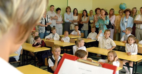 Sposób realizacji darmowych książek dla uczniów może się skończyć wielką kompromitacją - alarmuje "Dziennik Polski". Od 1 września br. każdy pierwszoklasista będzie korzystał z jednego, darmowego podręcznika - zapowiedział premier Donald Tusk. Na razie nie ma jednak gotowego projektu w tej sprawie.